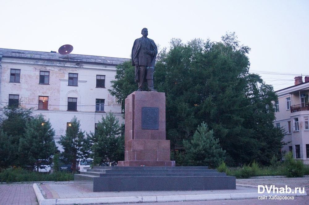 М горький поселок. Памятник Горькому в Хабаровске. Площадь имени Горького Хабаровск. Памятника Максиму Горькому в Хабаровске. Хабаровск поселок имени Горького памятник Горькому.